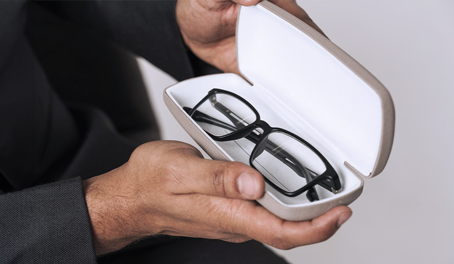 Hombre con gafas guardadas en su estuche