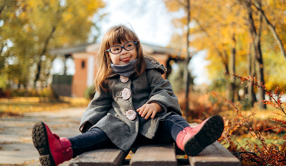 Niña con gafas jugando al aire libre