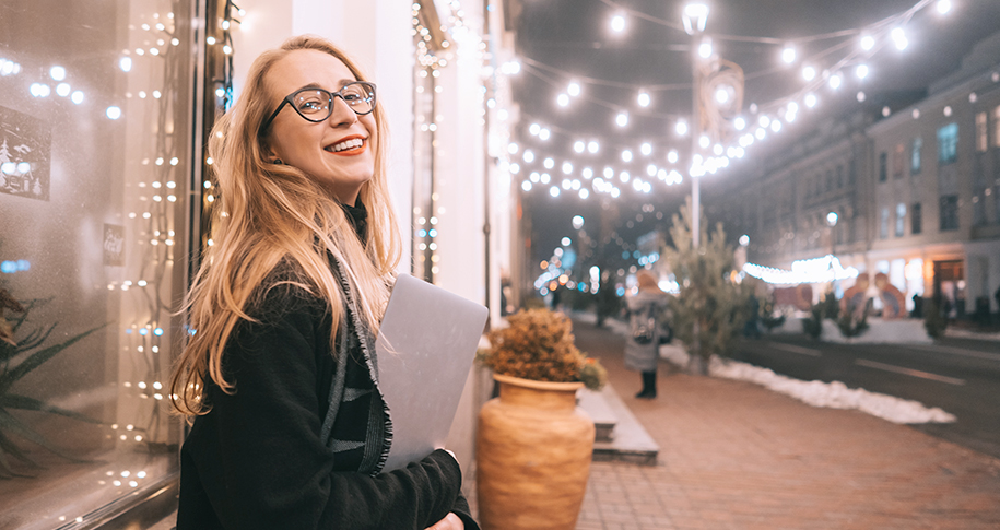 Chica con gafas viendo la iluminación navideña