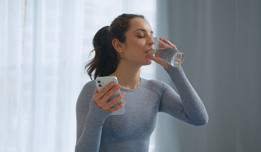 Chica bebiendo agua